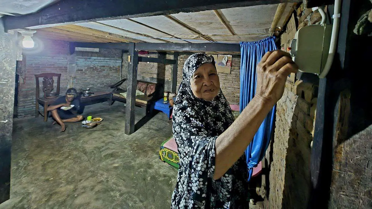 Momentum Hari Listrik Nasional, Donasi Pegawai PLN Nyalakan Mimpi 295 Rumah Keluarga Pra Sejahtera di Sulselrabar 2 Momentum Hari Listrik Nasional, Donasi Pegawai PLN Nyalakan Mimpi 295 Rumah Keluarga Pra Sejahtera di Sulselrabar