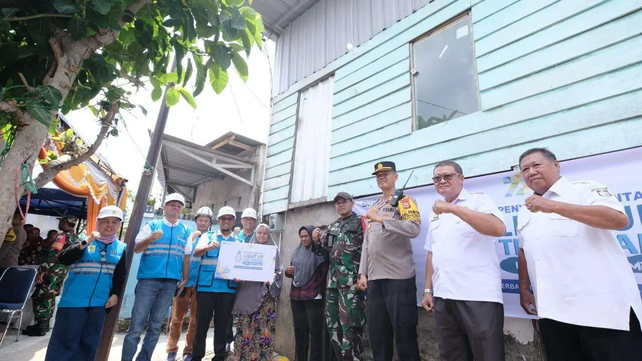 Momentum Hari Listrik Nasional, Donasi Pegawai PLN Nyalakan Mimpi 295 Rumah Keluarga Pra Sejahtera di Sulselrabar 3 Momentum Hari Listrik Nasional, Donasi Pegawai PLN Nyalakan Mimpi 295 Rumah Keluarga Pra Sejahtera di Sulselrabar
