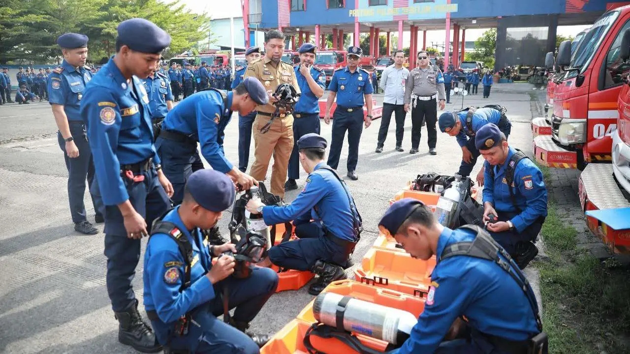 Pjs Wali Kota Arwin Azis Pembina Apel Pagi di Dinas Damkar: Tegaskan Pentingnya Kesiapsiagaan 3 Pjs Wali Kota Arwin Azis Pembina Apel Pagi di Dinas Damkar: Tegaskan Pentingnya Kesiapsiagaan