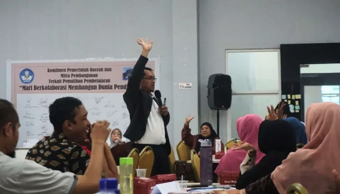 Hari Guru Sedunia, Dirayakan dengan Keseruan Membuat Media Ajar Finansial