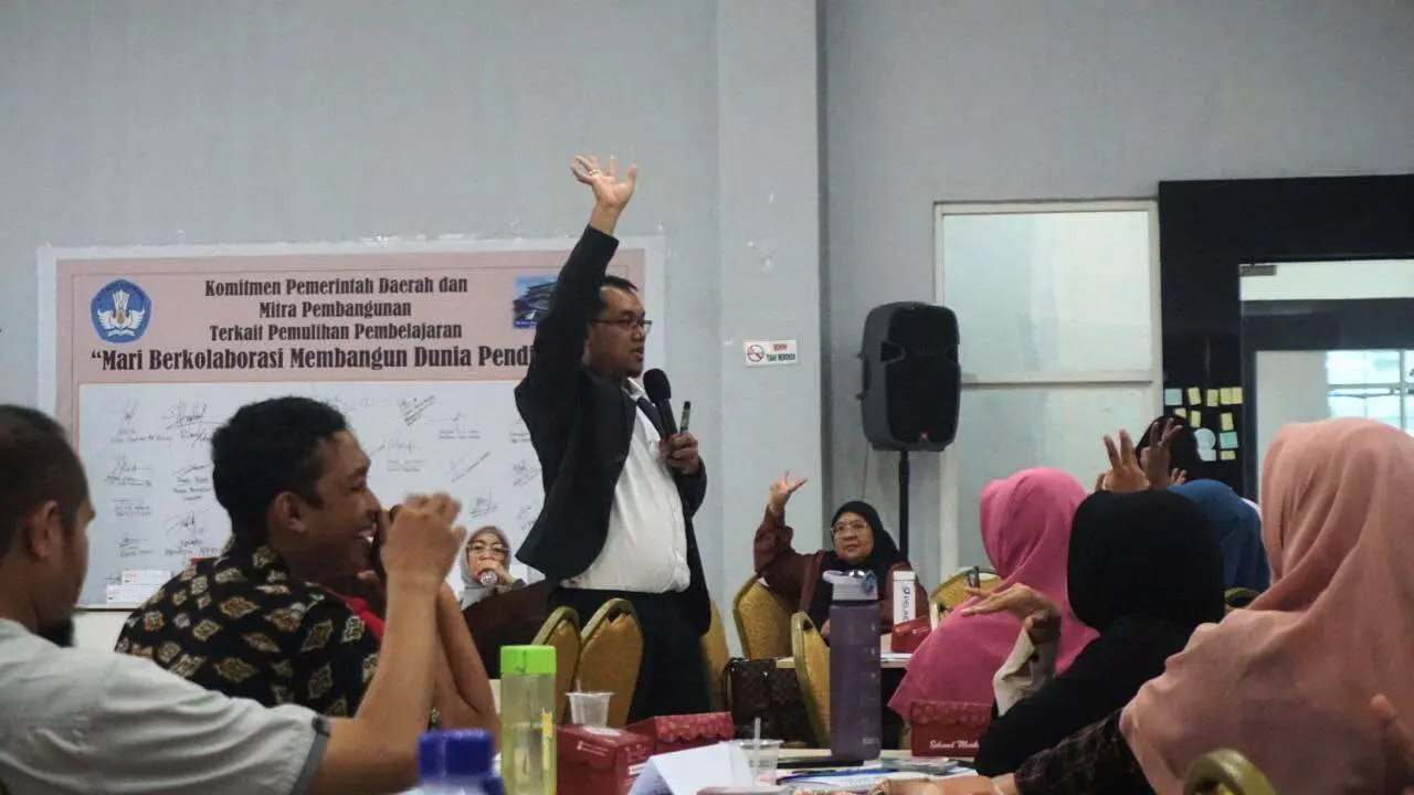 Hari Guru Sedunia, Dirayakan dengan Keseruan Membuat Media Ajar Finansial