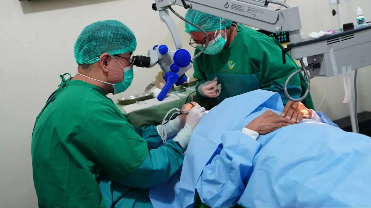 Pj Gubernur Sulsel Prof Zudan Apresiasi Bakti Sosial Operasi Katarak Gratis RSUD Haji Makassar