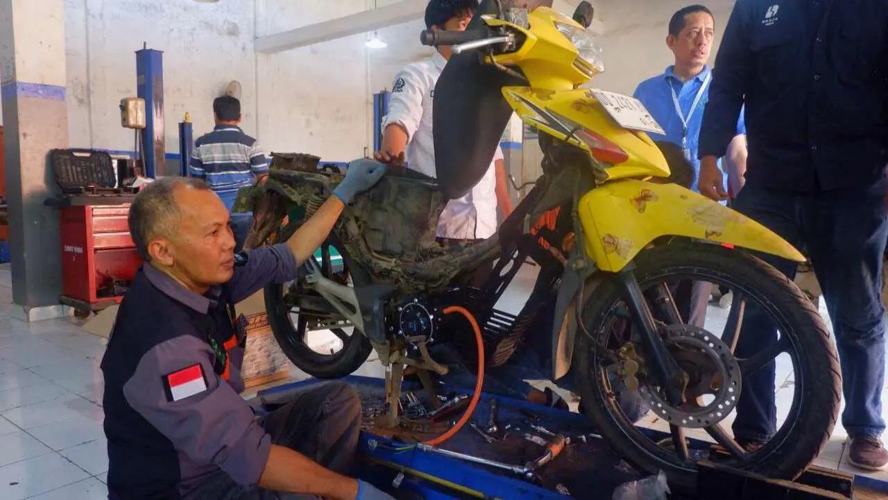 Konversi Motor BBM ke Motor Listrik, Keahlian Baru dari Program Pelatihan TJSL PLN