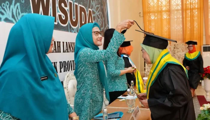 Ninuk Zudan Hadiri Wisuda Sekolah Lansia Ininnawa Binaan PKK Sulsel