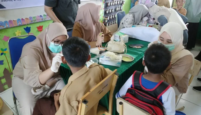 FKM UNHAS Gelar Penyuluhan dan Pelayanan Kesehatan Gigi Gratis di SDN 22 Maros
