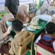 FKM UNHAS Gelar Penyuluhan dan Pelayanan Kesehatan Gigi Gratis di SDN 22 Maros