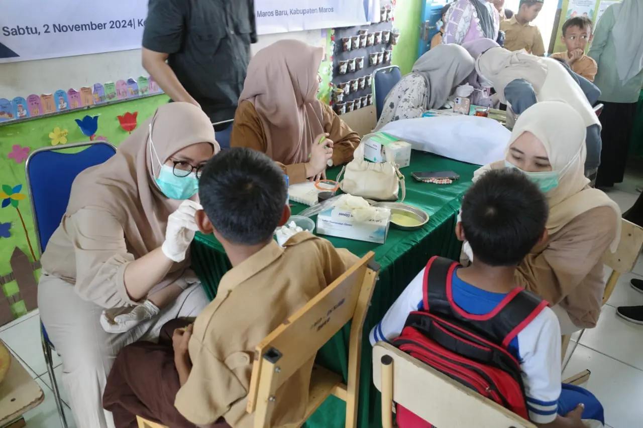 FKM UNHAS Gelar Penyuluhan dan Pelayanan Kesehatan Gigi Gratis di SDN 22 Maros