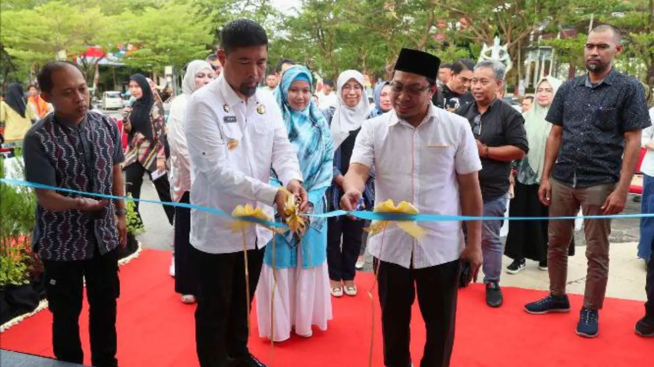 Pjs Wali Kota Arwin Resmikan Pameran Arsip Bertema "Makassar Tempo Dulu" 2 Pjs Wali Kota Arwin Resmikan Pameran Arsip Bertema "Makassar Tempo Dulu"