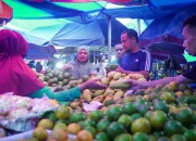 Kedekatan Andi Sudirman dengan Warga Bulukumba saat Kunjungi Pasar Cekkeng, Diteriaki “Oppoki”