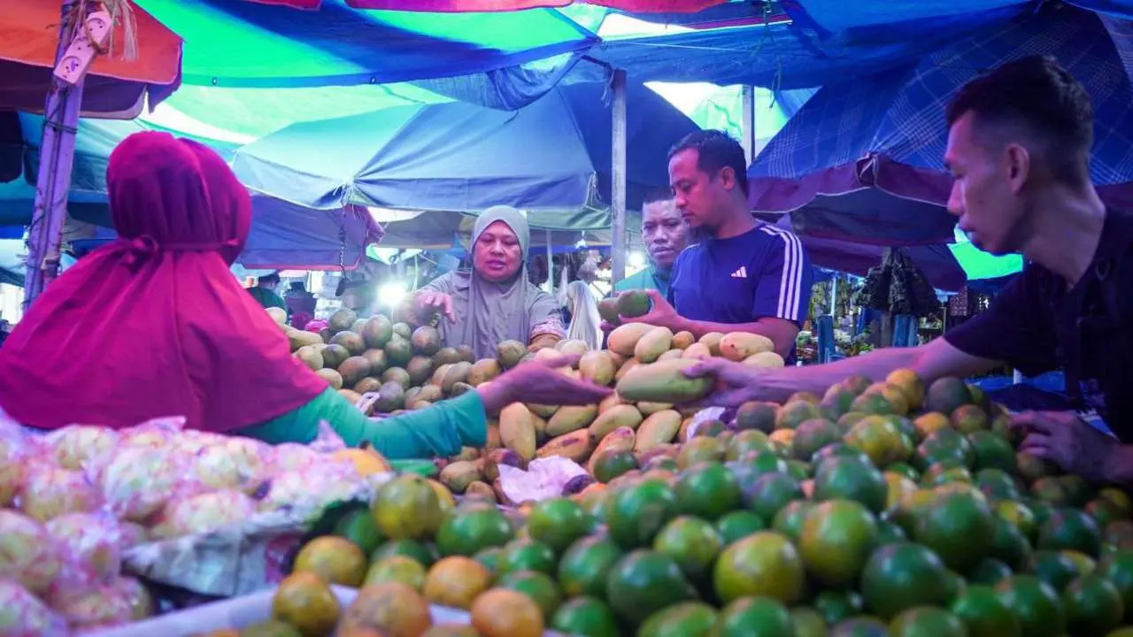 Andi Sudirman Sulaiman Perkuat Kedekatan dengan Warga Melalui Kunjungan ke Pasar Cekkeng