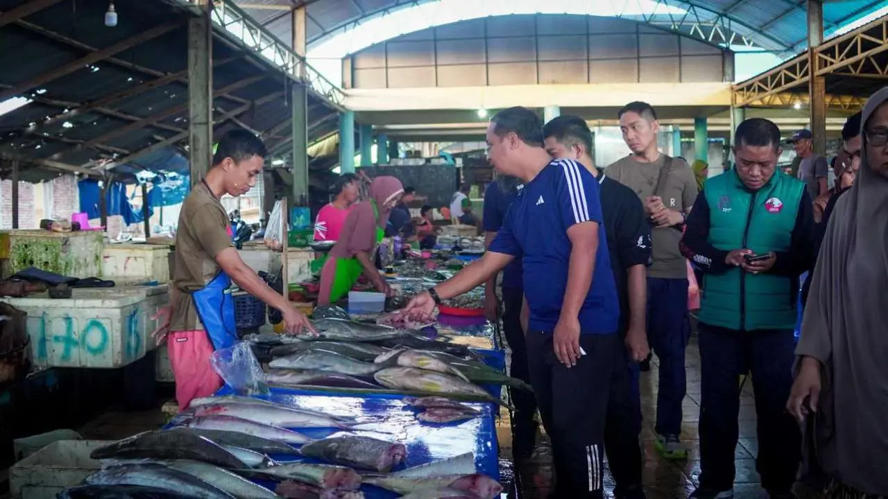 Kedekatan Andi Sudirman dengan Warga Bulukumba saat Kunjungi Pasar Cekkeng
