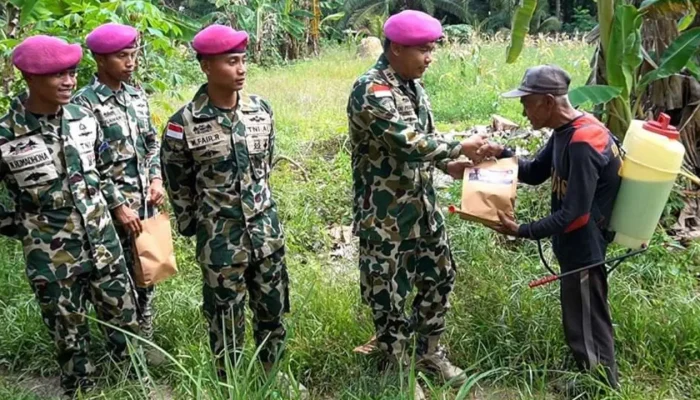 Satgas Marinir Ambalat Berbagi Kebahagiaan dengan Warga Perbatasan