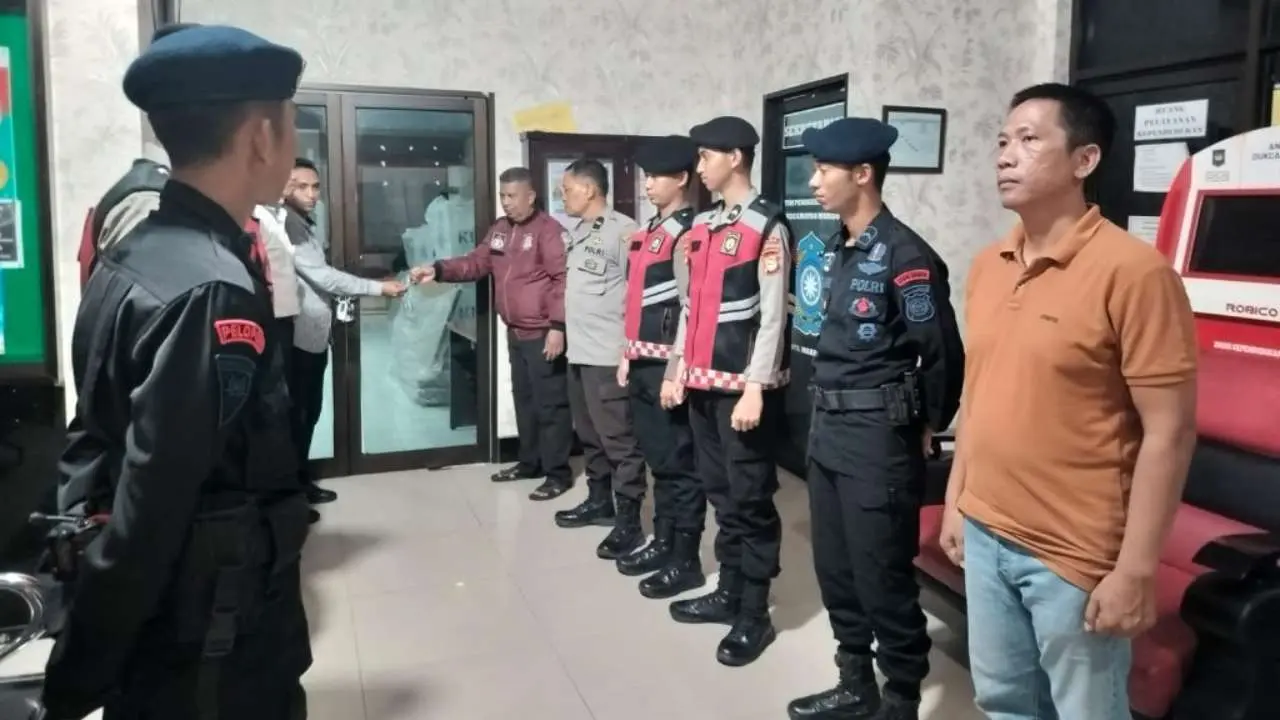 Polsek Mariso Polrestabes Makassar memastikan pengamanan gudang logistik Panitia Pemilihan Kecamatan (PPK) Mariso di Jalan Seroja No. 05, Kelurahan Kampung Buyang, berlangsung aman dan terkendali pada Senin (25/11/2024). (Foto: Humas Polrestabes Makassar)