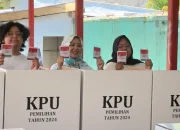 Fatmawati Rusdi Nyoblos di TPS 07 Bareng Dua Anaknya di Makassar