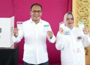 Danny Pomanto Nyoblos di TPS Dekat Rumah Sambil Gendong Cucu