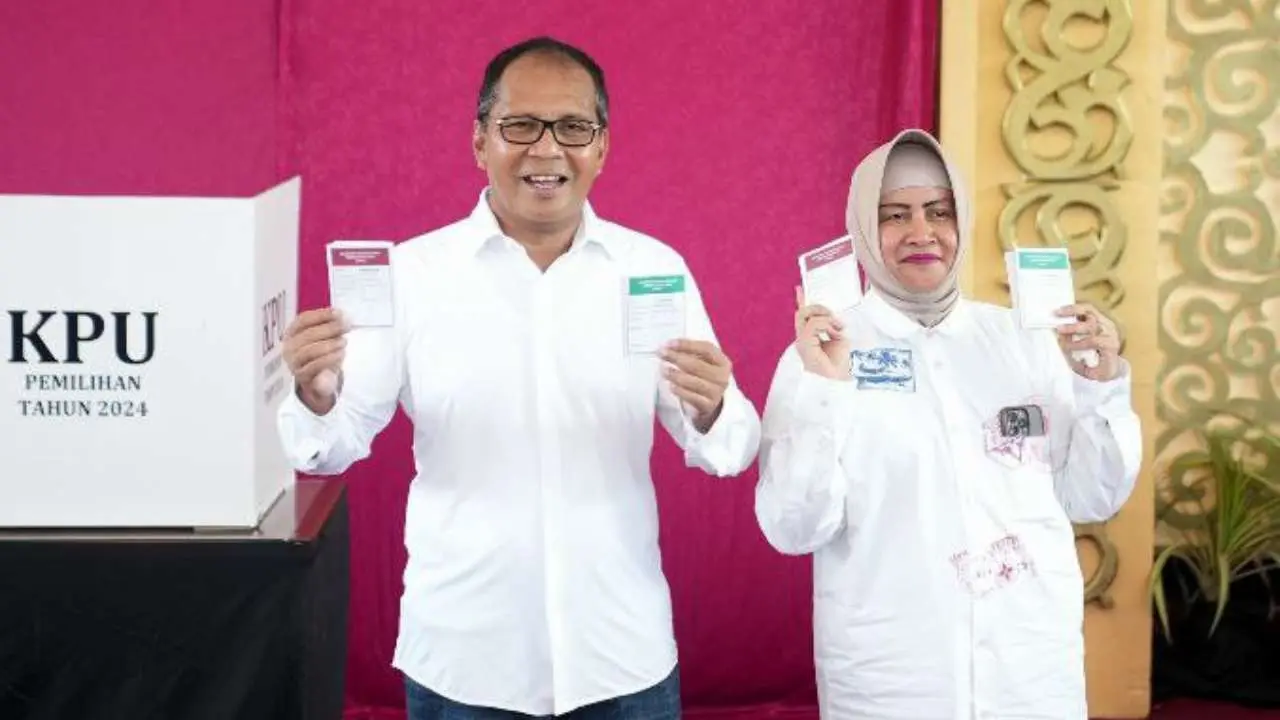 Danny Pomanto Nyoblos di TPS Dekat Rumah Sambil Gendong Cucu