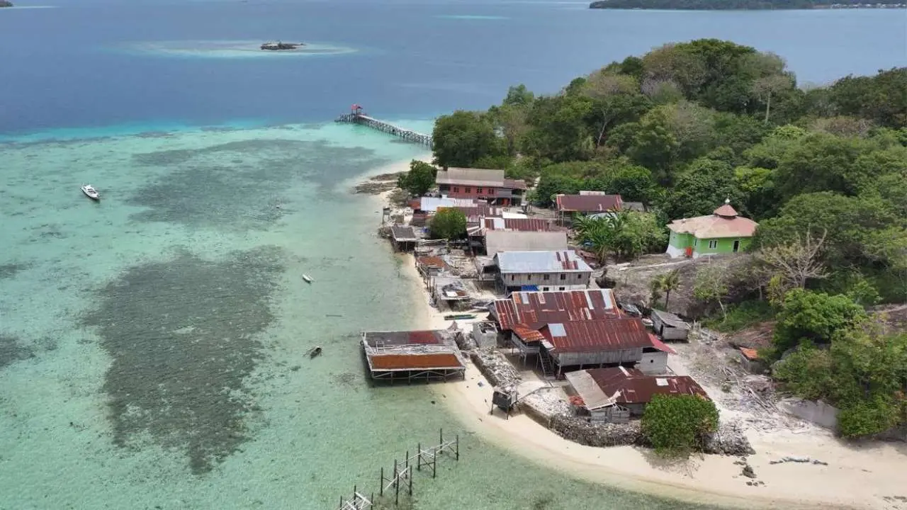Momen Hari Pahlawan, Donasi Insan PLN Listriki 100% Pulau Katindoang dengan Energi Bersih