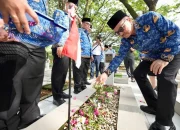 HUT KORPRI ke-53, Sekda Sulsel Jufri Rahman Ziarah ke Makam Pahlawan Panaikang