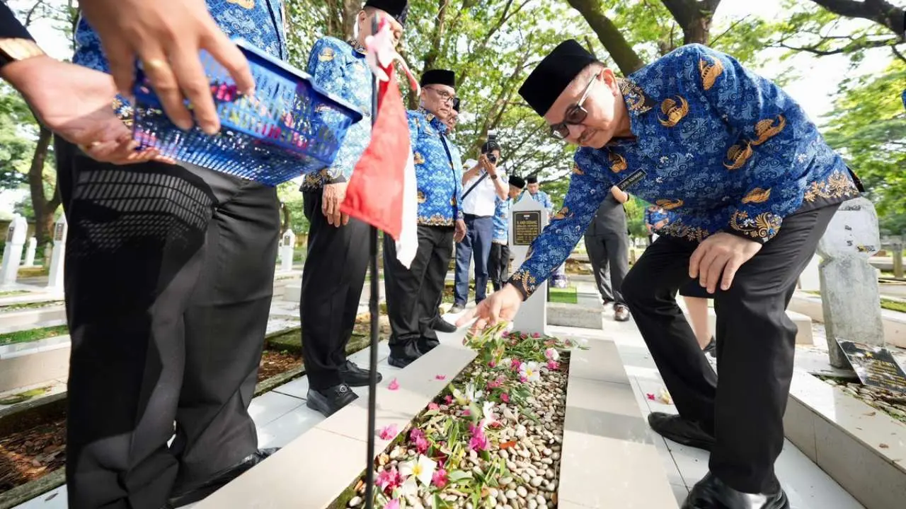 HUT KORPRI ke-53, Sekda Sulsel Jufri Rahman Ziarah ke Makam Pahlawan Panaikang