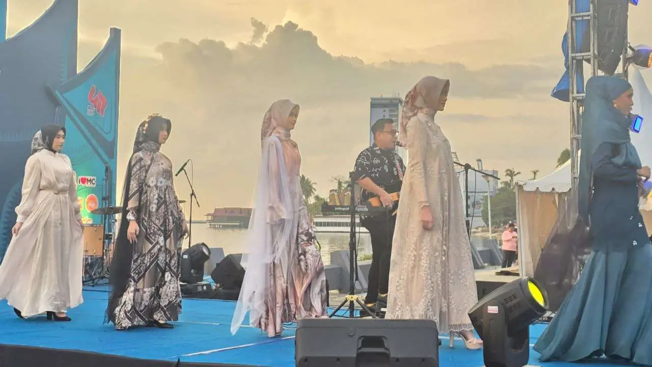 Fashion Show Hijab World Of Chayra Memukau di HUT Makassar, Tampilkan Motif Pinisi hingga Rotterdam