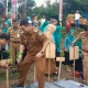 Bupati Pangkep Serahkan Bantuan Beras dan Penanaman Bibit Kebun Desa Sehat