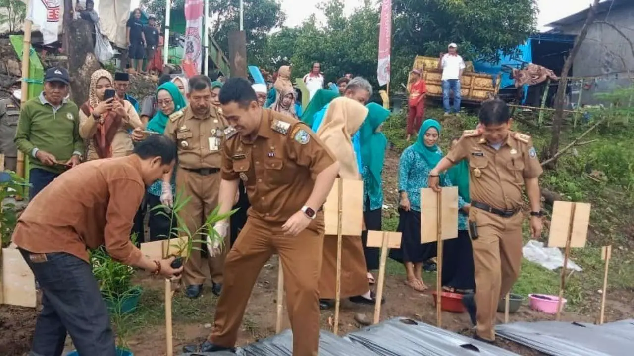 Bupati Pangkep Serahkan Bantuan Beras dan Penanaman Bibit Kebun Desa Sehat
