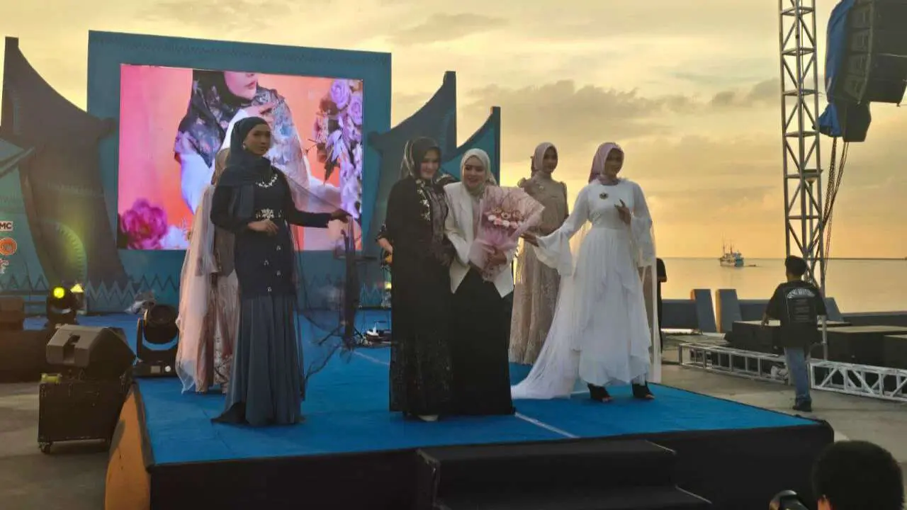 Fashion Show Hijab World Of Chayra Memukau di HUT Makassar, Tampilkan Motif Pinisi hingga Rotterdam 2 Fashion Show Hijab World Of Chayra Memukau di HUT Makassar, Tampilkan Motif Pinisi hingga Rotterdam