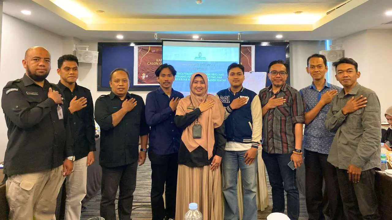 KPU Sulsel Berikan Sertifikat Akreditasi kepada Lembaga Pemantau dan Survei Pilkada 2024
