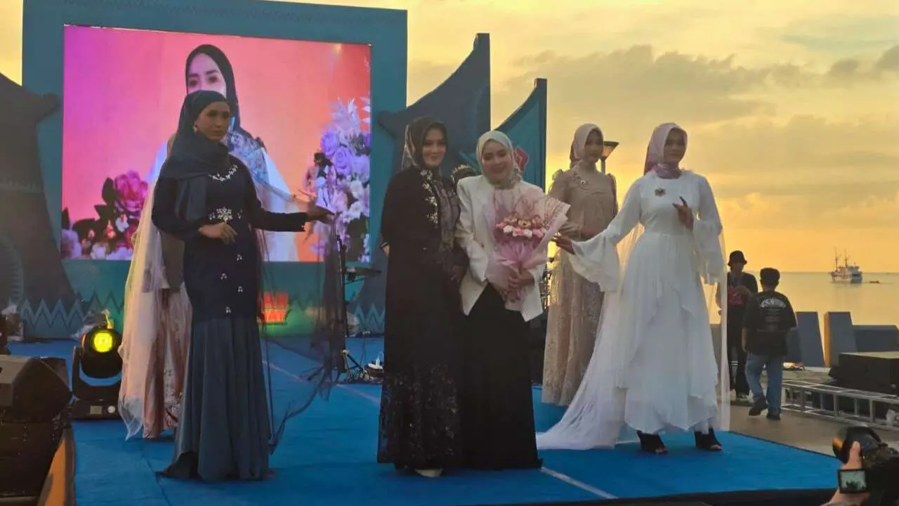 Fashion Show Hijab World Of Chayra Memukau di HUT Makassar, Tampilkan Motif Pinisi hingga Rotterdam 3 Fashion Show Hijab World Of Chayra Memukau di HUT Makassar, Tampilkan Motif Pinisi hingga Rotterdam