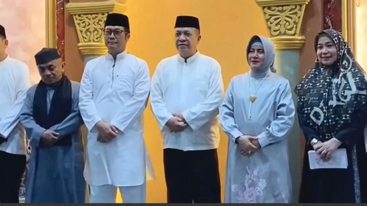 Anggota DPRD Makassar Hasanuddin Leo Hadiri Tradisi Sapu-sapu Ulu di Masjid Darul Hijrah