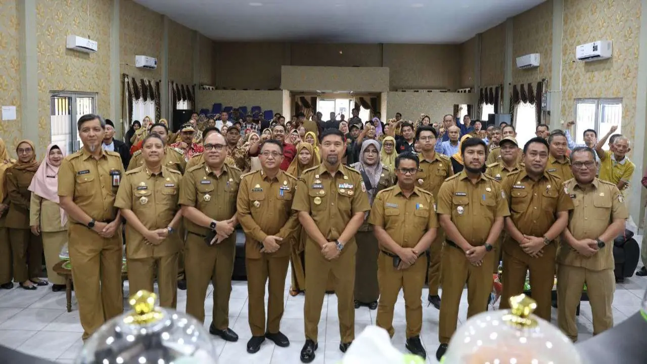 Pjs Wali Kota Arwin Azis & Kadis DLH Tanam Pohon di Kecamatan Manggala