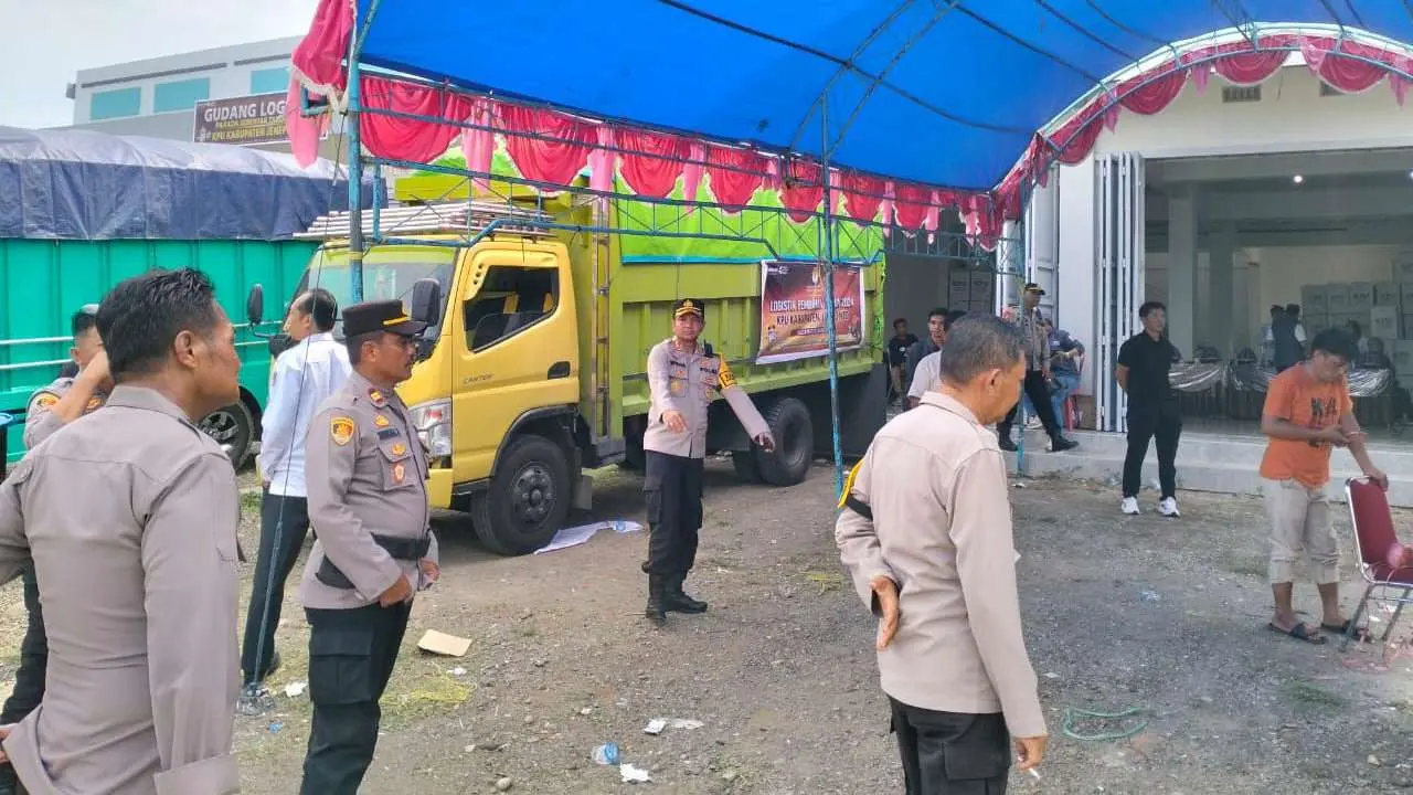 Polisi Kawal Ketat Distribusi Logistik Pilkada dari Gudang KPU ke Seluruh TPS di Jeneponto 3 Polisi Kawal Ketat Distribusi Logistik Pilkada dari Gudang KPU ke Seluruh TPS di Jeneponto