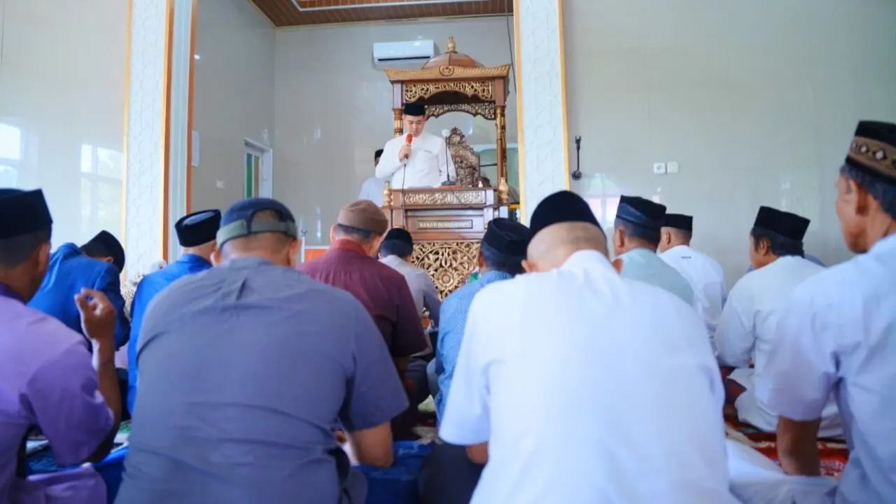 Bupati MYL Shalat Jumat Berjamaah di Masjid Nurul Yaqin Desa Pitue