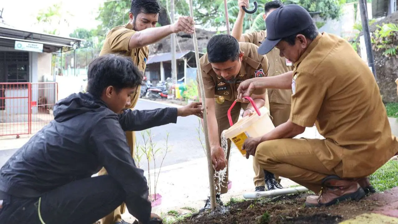 Pjs Wali Kota Arwin Azis & Kadis DLH Tanam Pohon di Kecamatan Manggala