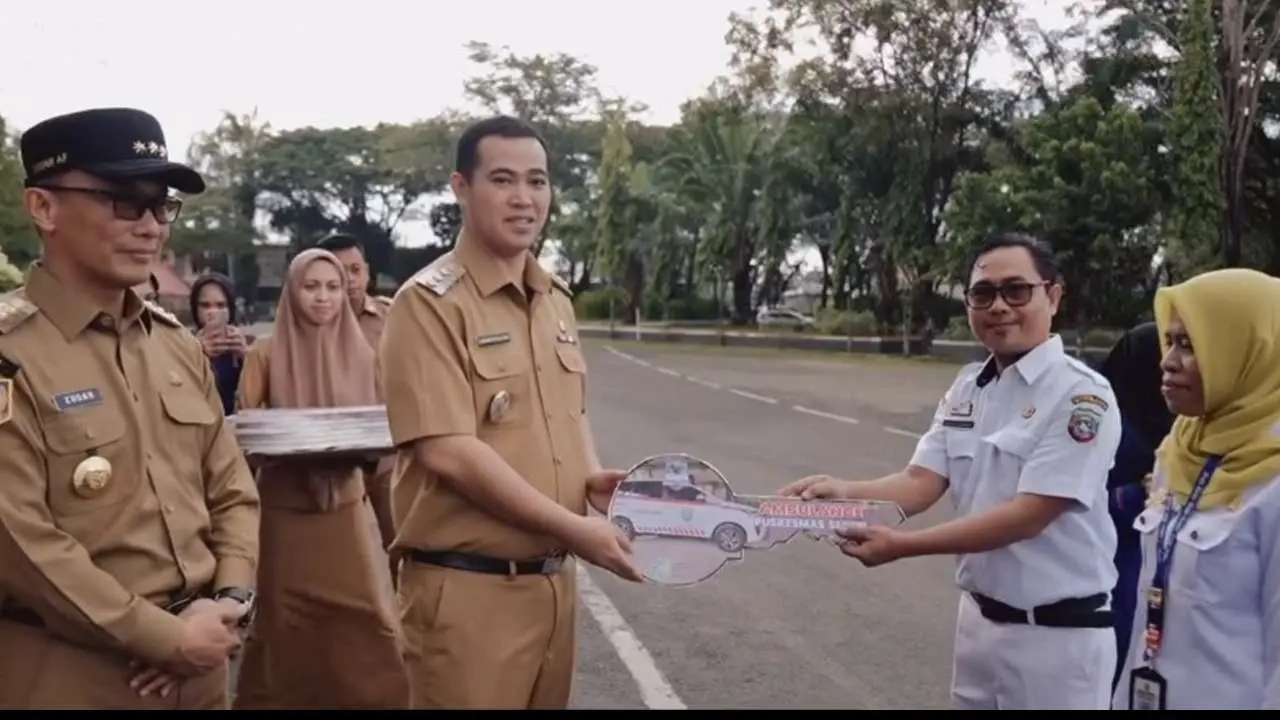 Bupati Pangkep Serahkan 8 Unit Ambulans ke Puskesmas