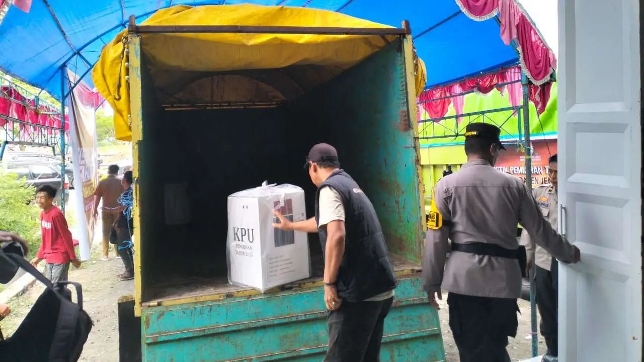 Polisi Kawal Ketat Distribusi Logistik Pilkada dari Gudang KPU ke Seluruh TPS di Jeneponto 2 Polisi Kawal Ketat Distribusi Logistik Pilkada dari Gudang KPU ke Seluruh TPS di Jeneponto