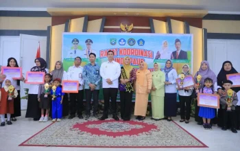 Bupati Pangkep Serahkan Hadiah Juara Lomba Gebyar PAUD 10 Bupati Pangkep Serahkan Hadiah Juara Lomba Gebyar PAUD