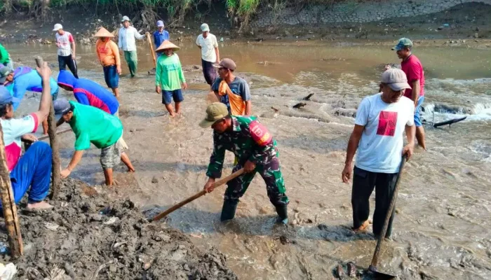 Jelang Musim Tanam, Pemdes Lentu dan Warga Bersihkan Saluran Irigasi Bendungan Secara Gotong Royong