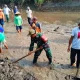 Jelang Musim Tanam, Pemdes Lentu dan Warga Bersihkan Saluran Irigasi Bendungan Secara Gotong Royong