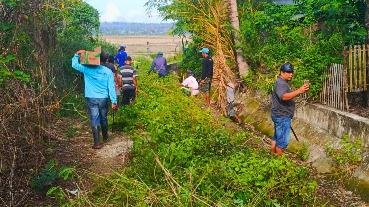Jelang Musim Tanam, Pemdes Lentu dan Warga Bersihkan Saluran Irigasi Bendungan Secara Gotong Royong 2 Jelang Musim Tanam, Pemdes Lentu dan Warga Bersihkan Saluran Irigasi Bendungan Secara Gotong Royong