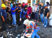 Pj Sekda Makassar & Kepala Bappeda “Sabtu Bersih” di Lokasi Kebakaran Jalan Laiya