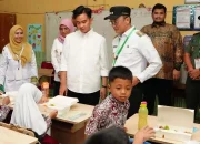 Pj Gubernur Sulsel & Wapres RI Tinjau Program Makan Bergizi Gratis di Maros
