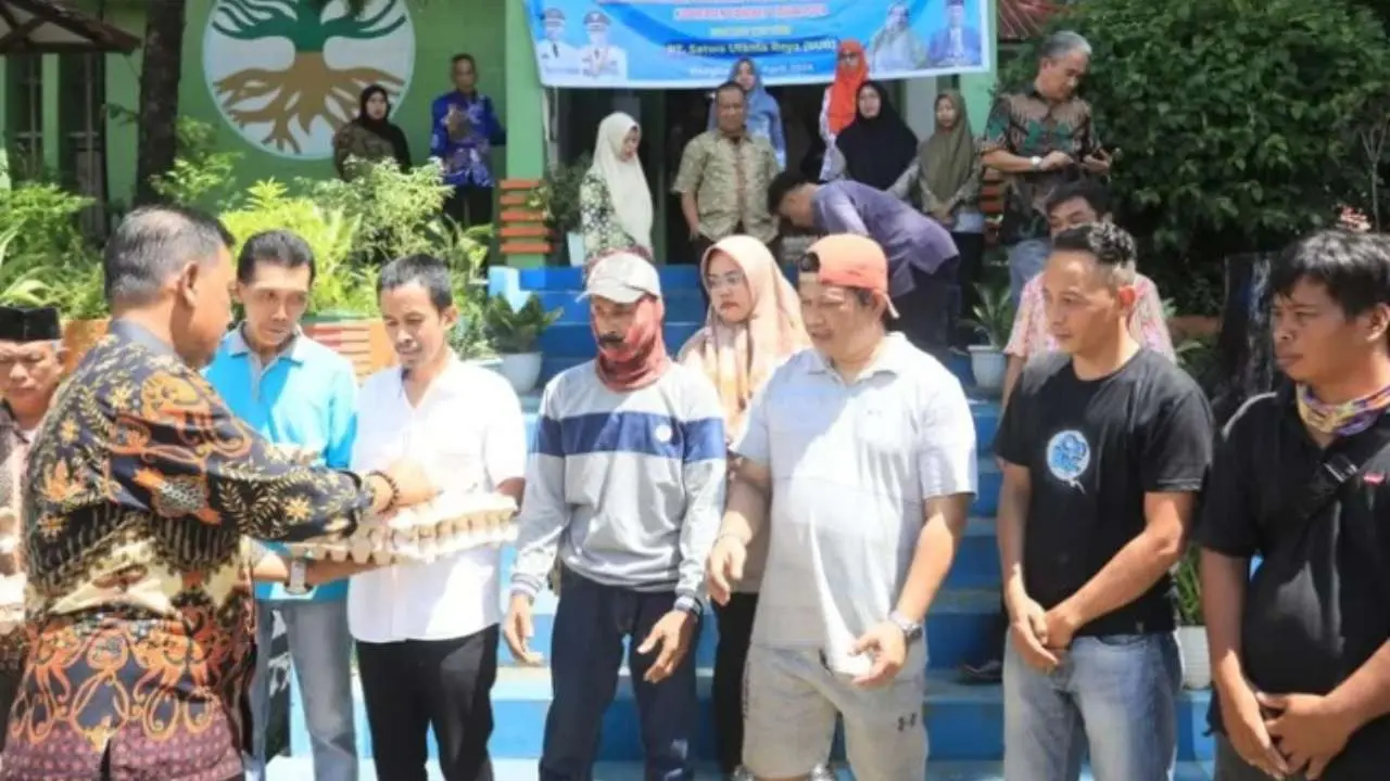 Kepala DLH Pangkep Serahkan Bantuan Telur kepada Petugas Kebersihan