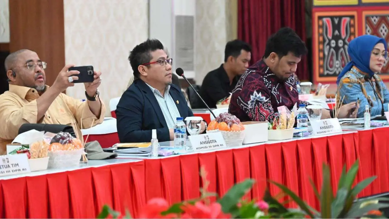 Kunker Komisi III DPR RI, Andi Amar Apresiasi Kinerja 3 Lembaga Negara di Pilkada Serentak 2024 2 Kunker Komisi III DPR RI, Andi Amar Apresiasi Kinerja 3 Lembaga Negara di Pilkada Serentak 2024