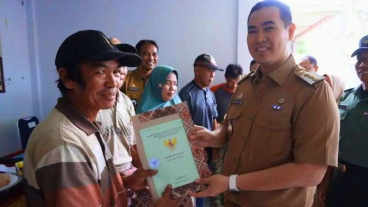 Bupati Pangkep Serahkan 257 Sertipikat Tanah kepada Warga