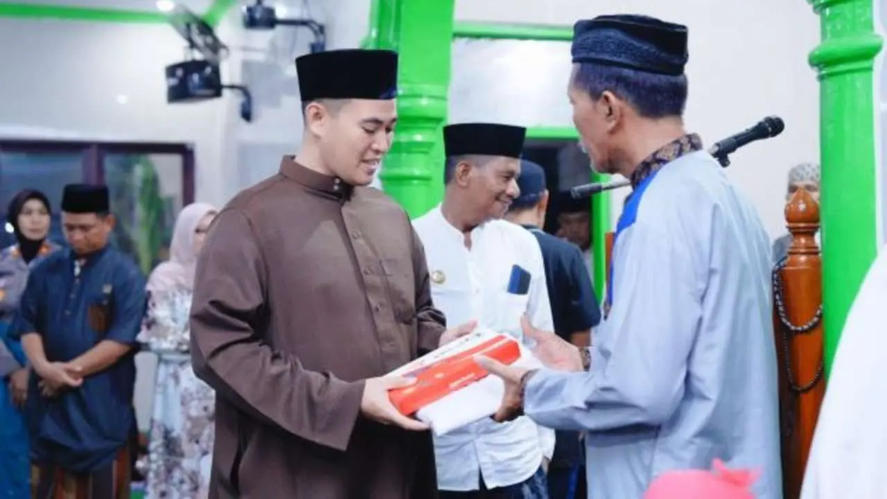 Bupati Pangkep Bagikan Bingkisan dan Bantuan Saat Safari Ramadan di Desa Tamangapa