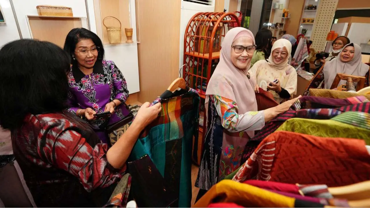 Ninuk Zudan Perkenalkan Wastra Sulsel kepada Dekranasda Kaltara
