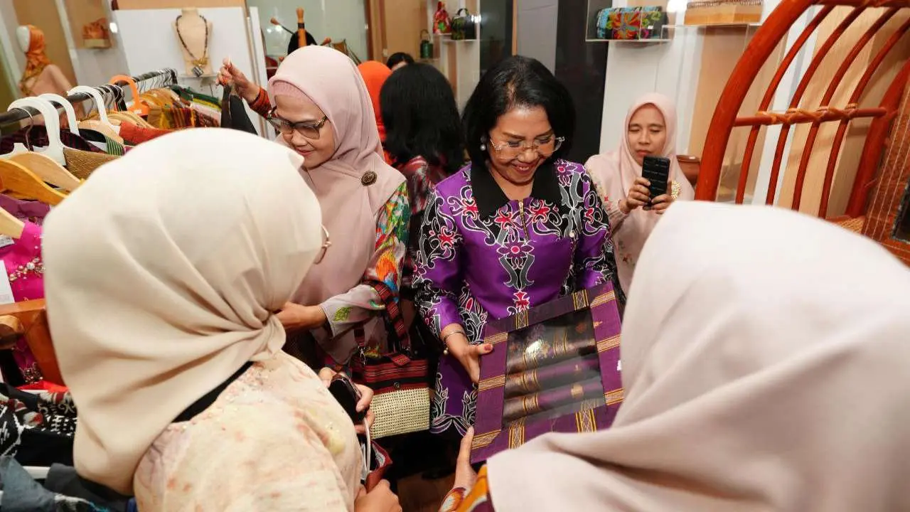 Ninuk Zudan Perkenalkan Wastra Sulsel kepada Dekranasda Kaltara