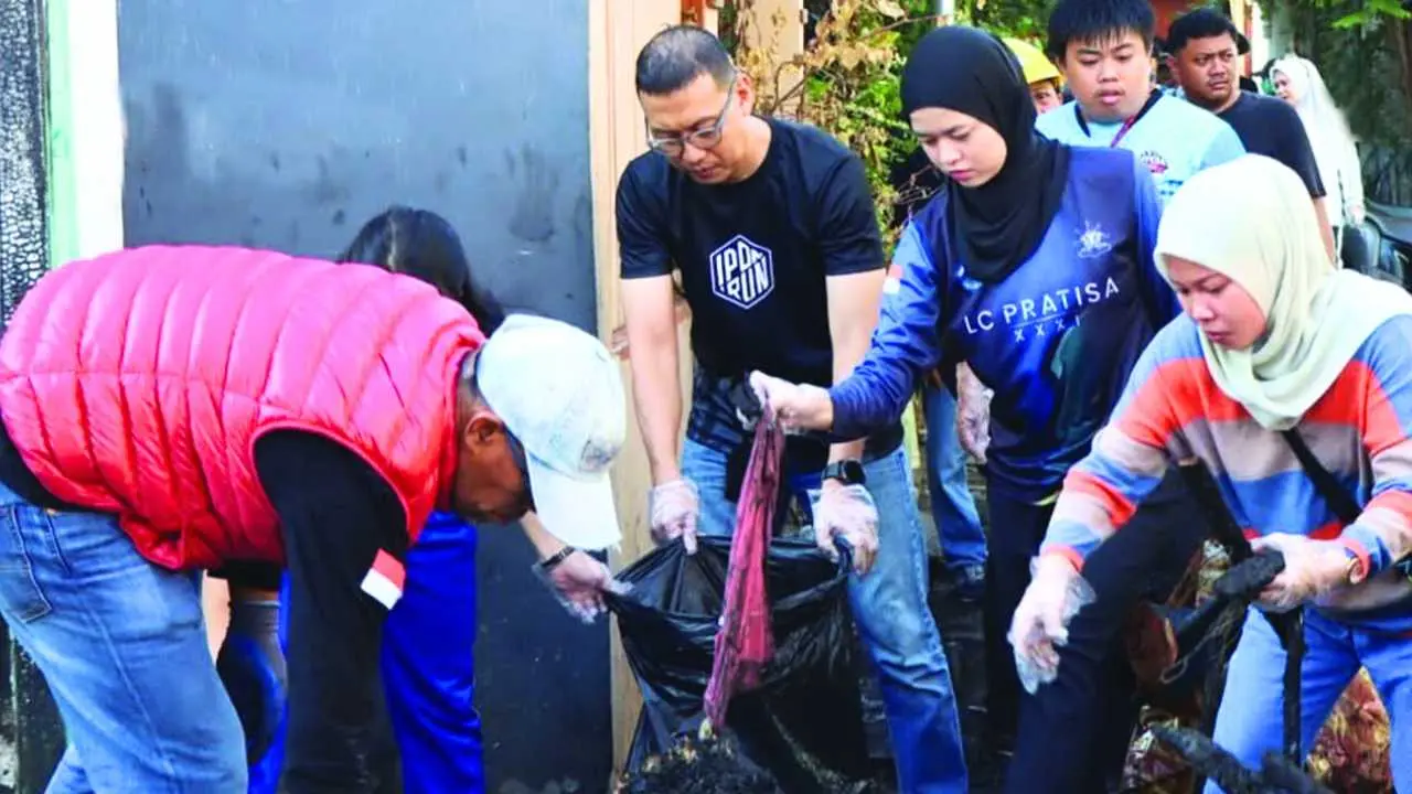 Kepala Bappeda Makassar Bantu Warga Bontoala Gotong Royong Pascakebakaran
