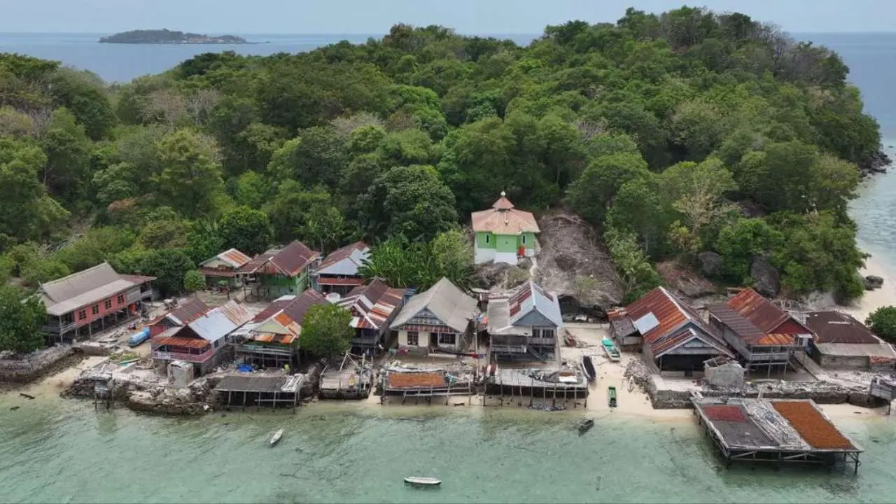 Momen Hari Pahlawan, Donasi Insan PLN Listriki 100% Pulau Katindoang dengan Energi Bersih